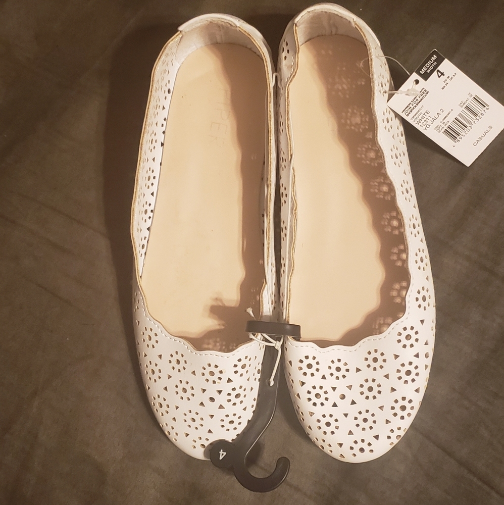 Girls White dress shoes NWT size 4